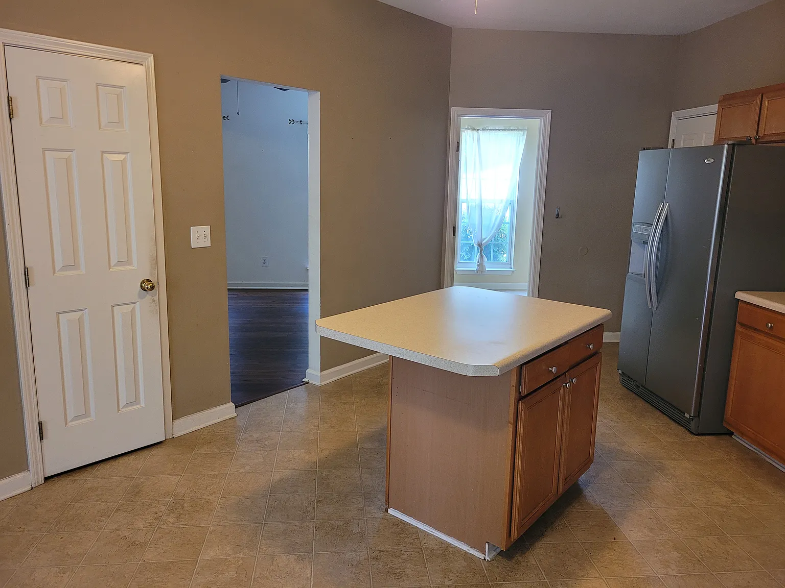 3 bed, 2.5 bath, 1800 sqft, $2,000 — Photo 3