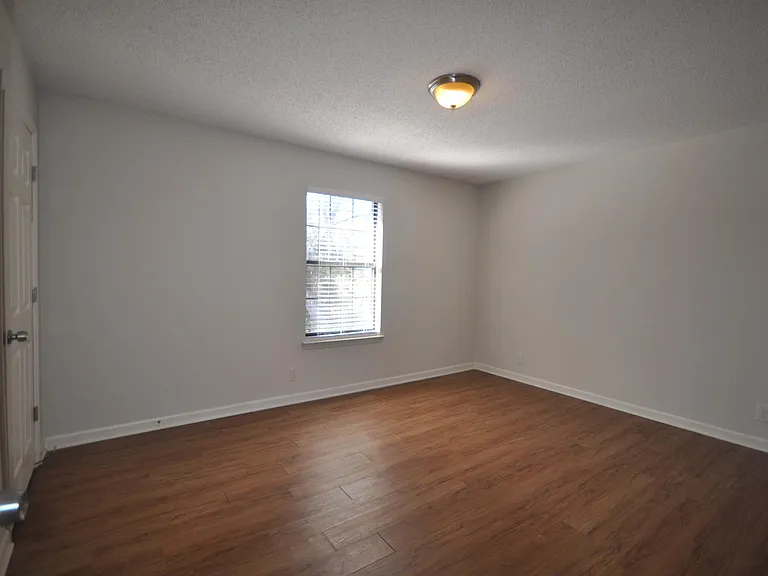 920 Emmett Ave — Photo 7