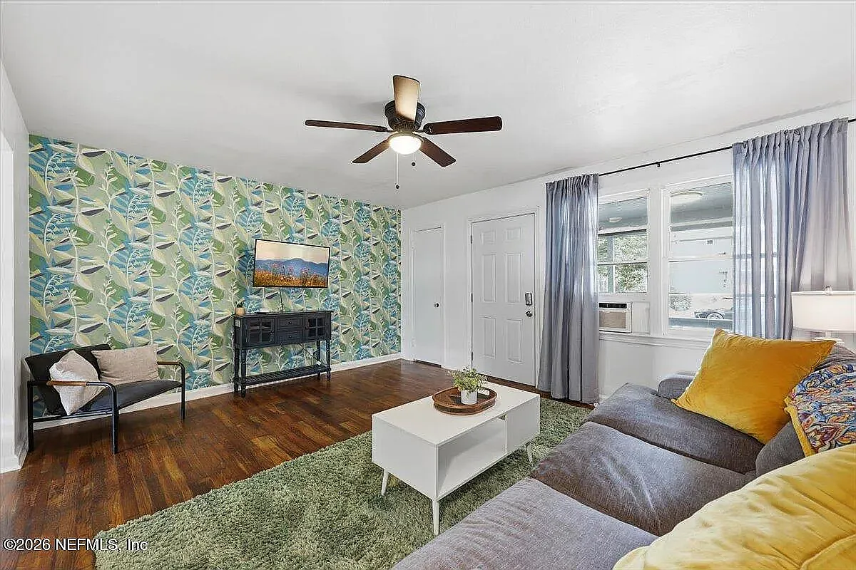 2 bed, 800 sqft, $1,300 — Photo 3