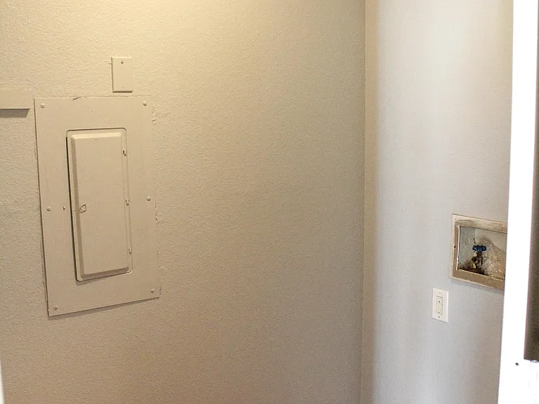 Utility room with washer/dryer hookups
