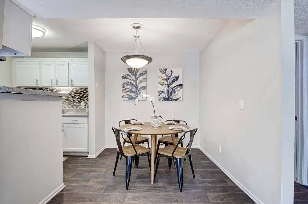 Corners at Crystal Lake Apartment Homes — Photo 4