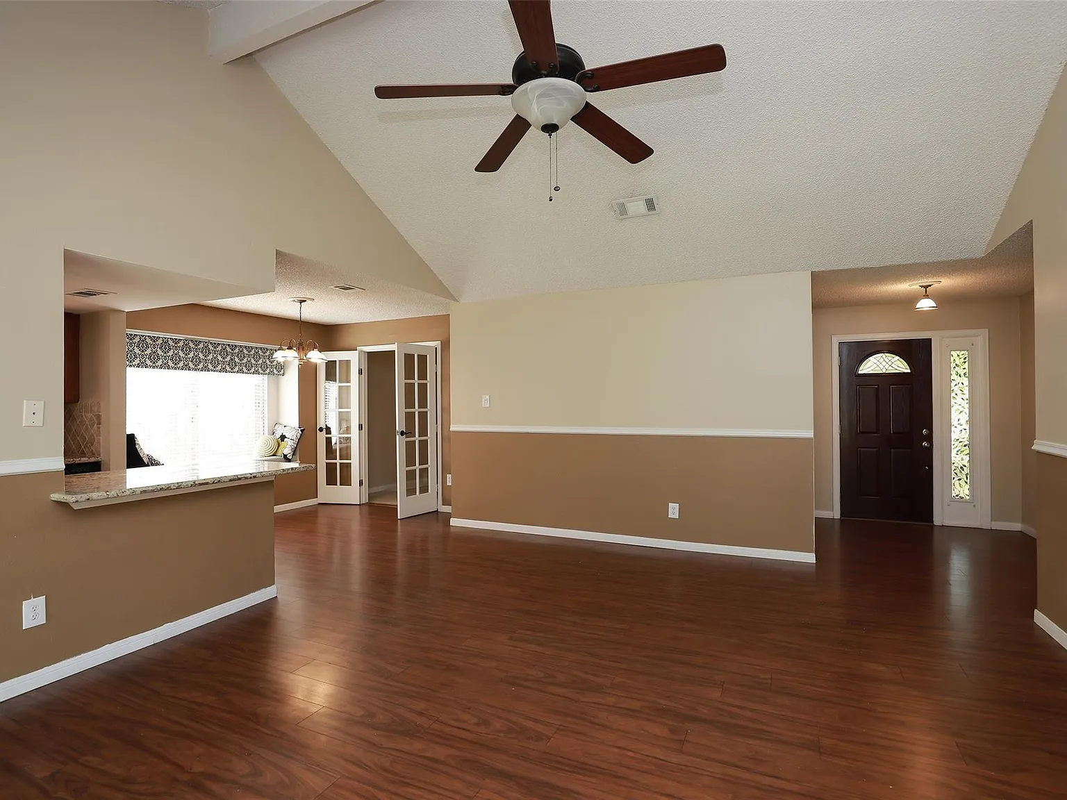 3 bed, 2.0 bath, 1374 sqft, $1,900 — Photo 4