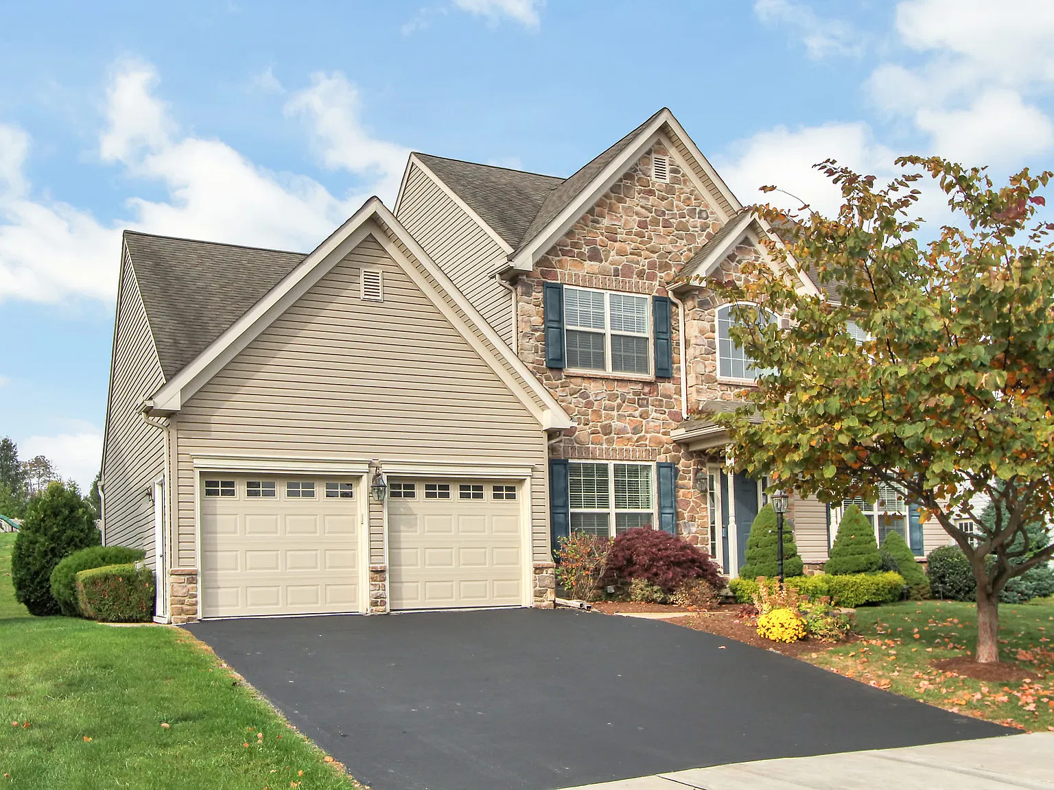 4 bed, 2.5 bath, 3444 sqft, $3,300 — Photo 2