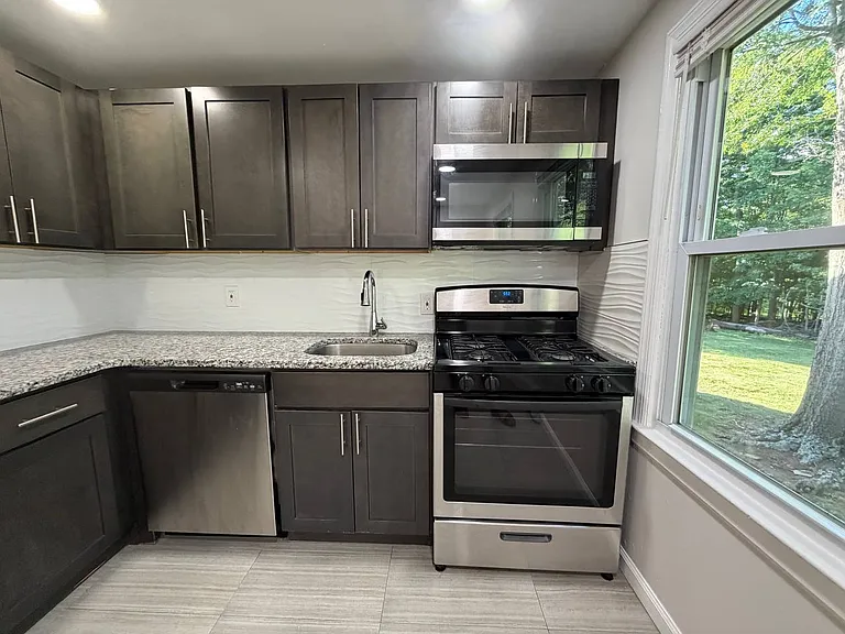 39 Hawthorne Dr #1 — Photo 24