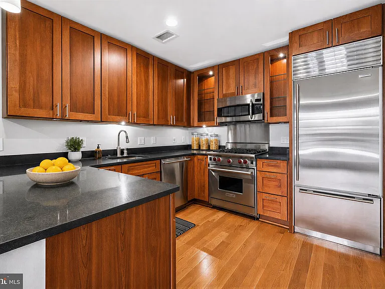 215 I St NE #103 — Photo 8