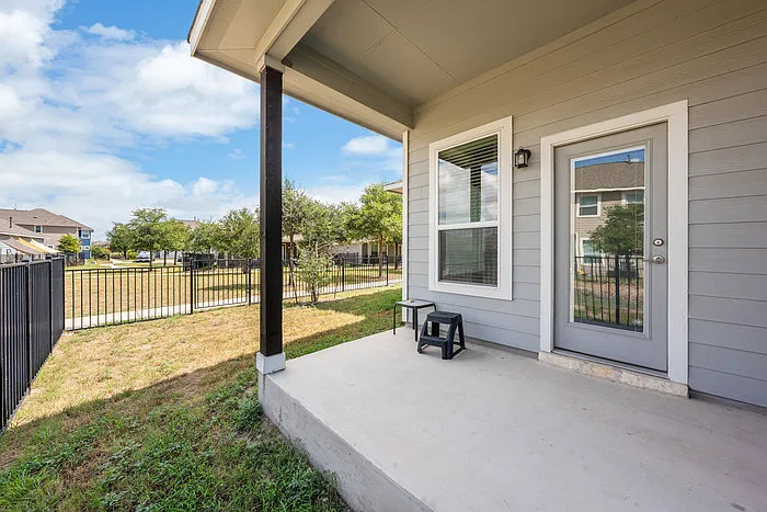 3 bed, 3.0 bath, 2070 sqft, $2,295 — Photo 2
