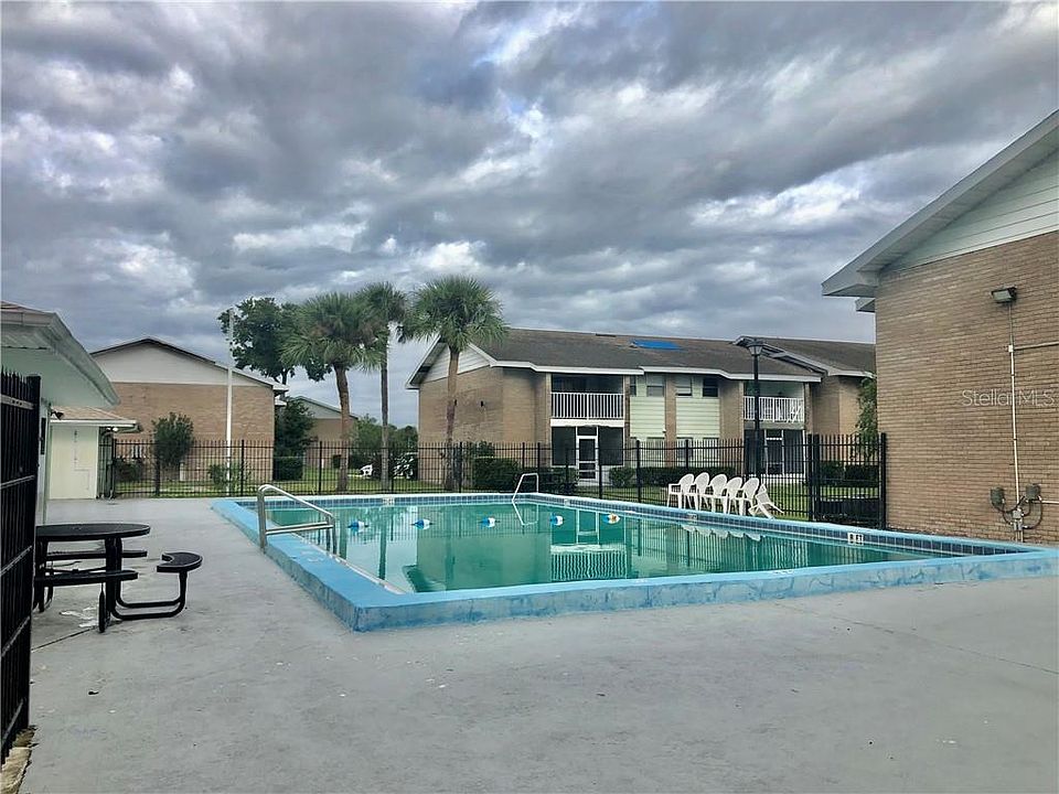 2nd image of 825 Sky Lake Cir APT B