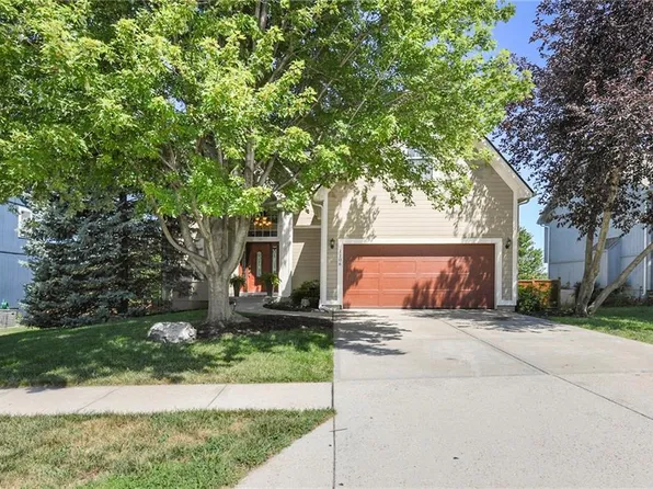 1106 N 4th St, Louisburg, KS 66053
