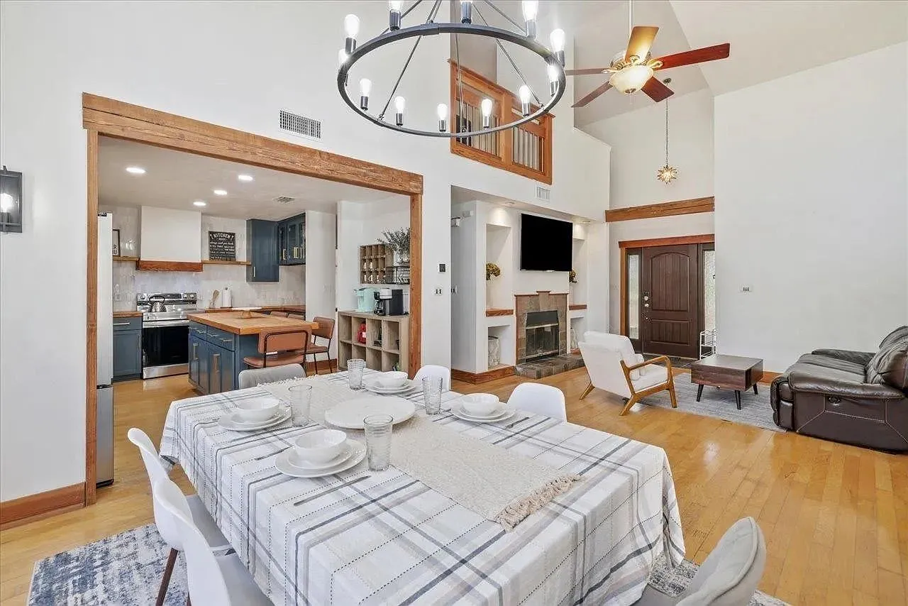 4 bed, 2.5 bath, 2288 sqft, $3,500 — Photo 2