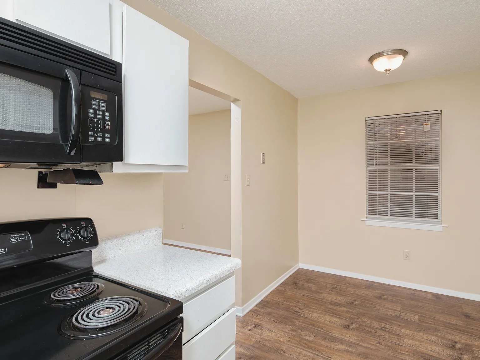 Oak Manor Apartment Homes — Photo 2