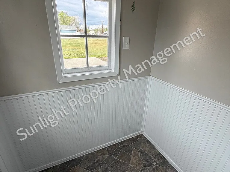804 W 4th St — Photo 17