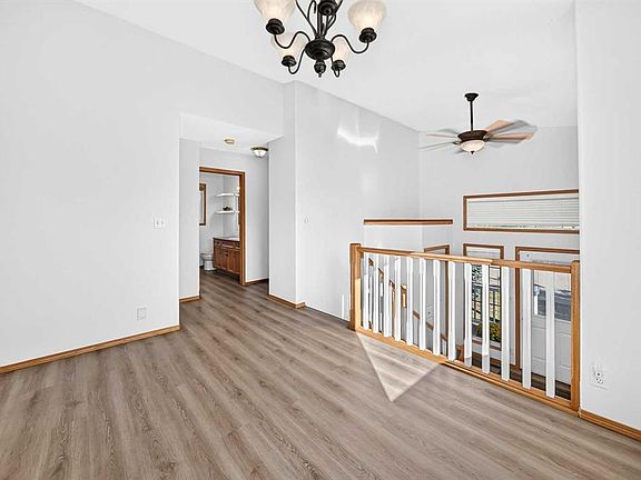 5th image of 36 N Lister Cres