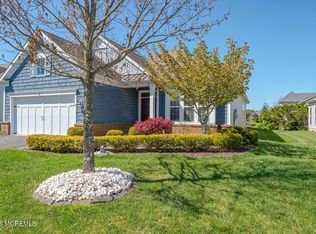 8 E Dartford Dr, Farmingdale, NJ 07727
