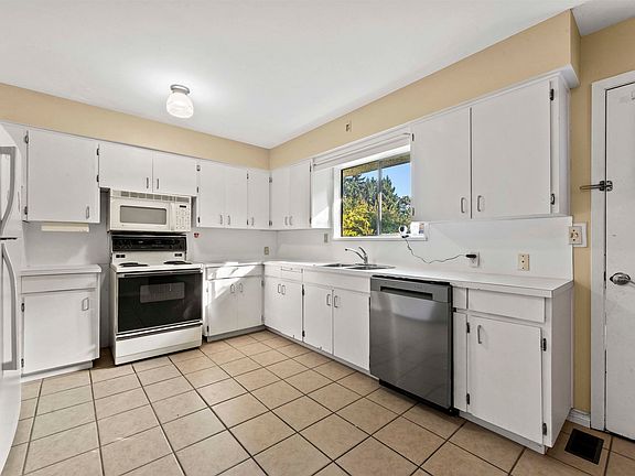 4th image of 8975 Cook Cres