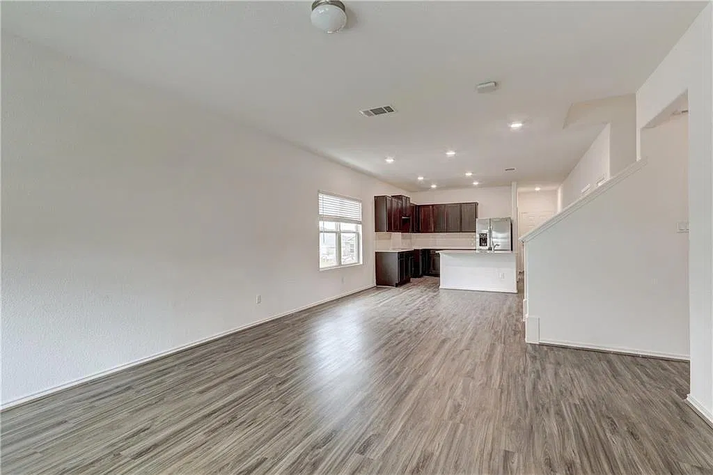 4 bed, 2.5 bath, 2532 sqft, $2,200 — Photo 3