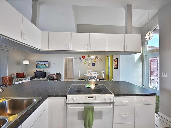 Range has self-cleaning oven...