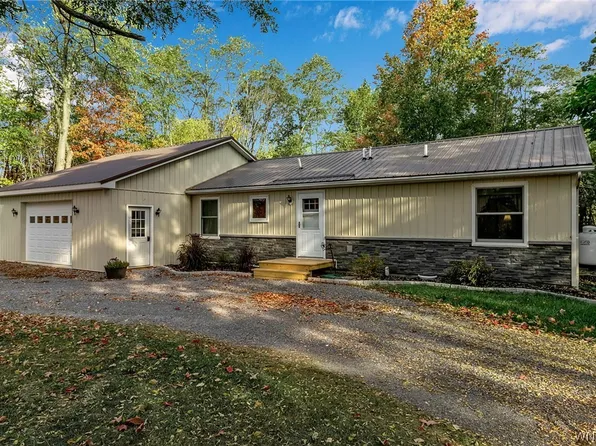 4349 Dry Bridge Rd, Alexander, NY 14005