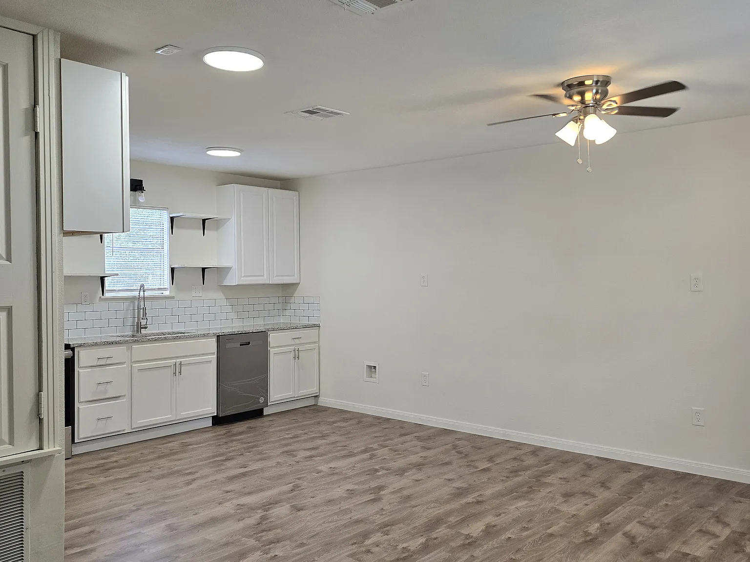 811 E Navarro Ave — Photo 4