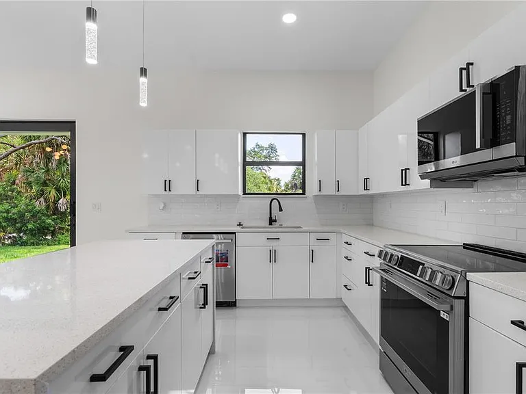 10070 Flat River St — Photo 6