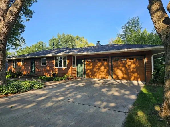 1909 Country Club Dr NE, Willmar, MN 56201