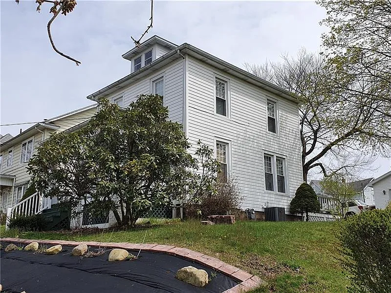 526 Stewart Ave photo 1