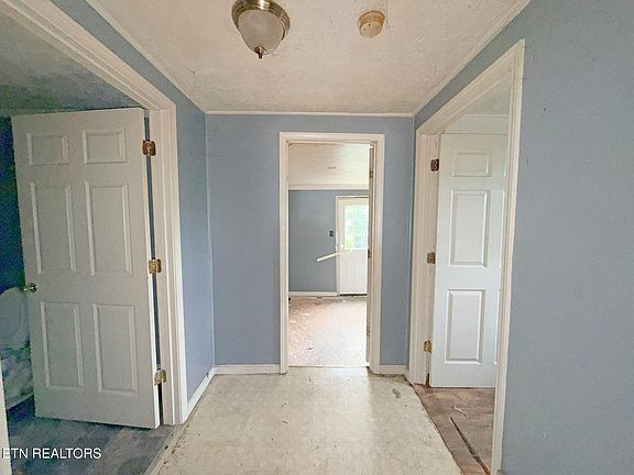4th image of 512 W Hemlock St