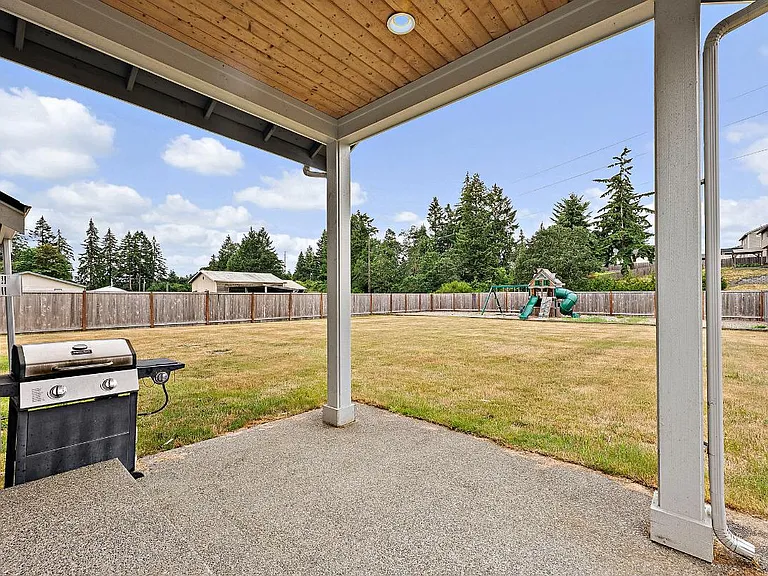 702 Hubbard Rd SE — Photo 33