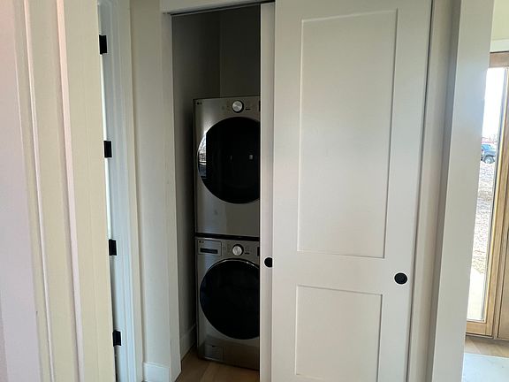 3rd image of 657 Paragon Dr
