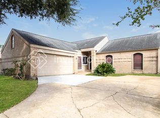 207 Queens Ct, Stafford, TX 77477