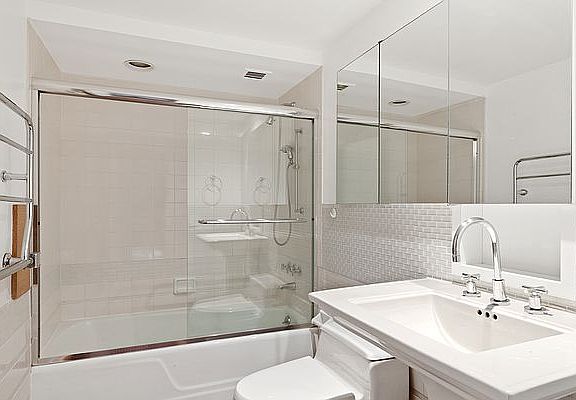 5th image of 40 E 61st St APT 6A
