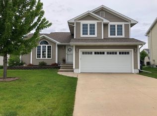 814 71st St NE, Cedar Rapids, IA 52402