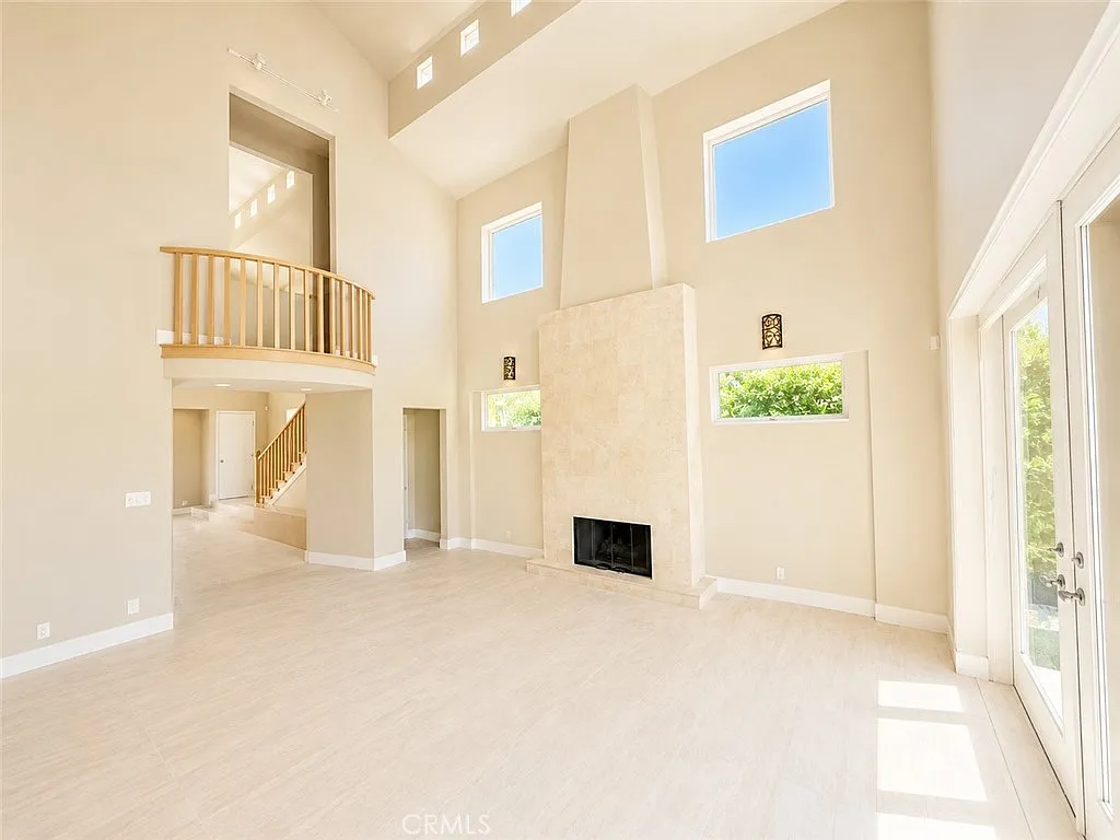5 bed, 4989 sqft, $13,900 — Photo 4