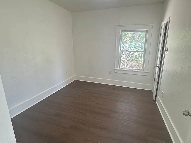 329 SE 25th St — Photo 3