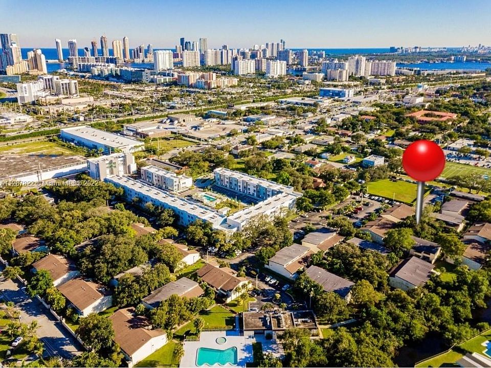 Unit location, Short drive to the beach, Aventura Hospital, Highways. walking distance to Aventura Mall, schools.