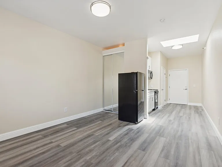 2070 University Avenue — Photo 8