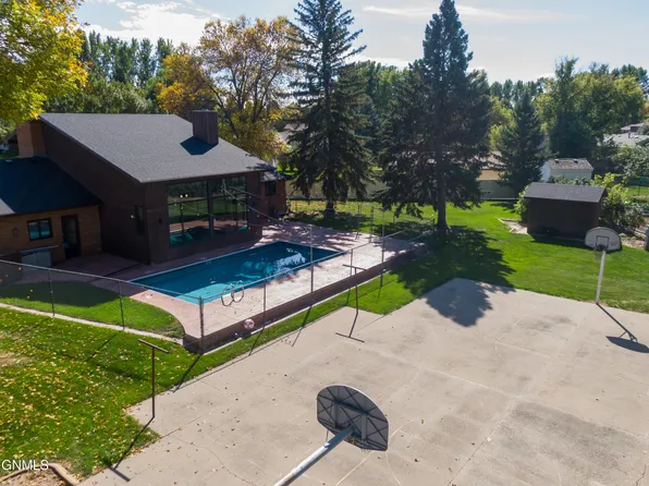 1524 Woodsman Pl, Bismarck, ND 58504