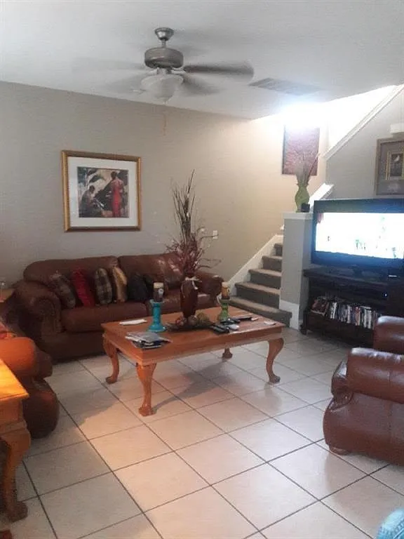 3 bed, 2.5 bath, 2616 sqft, $1,933 — Photo 2