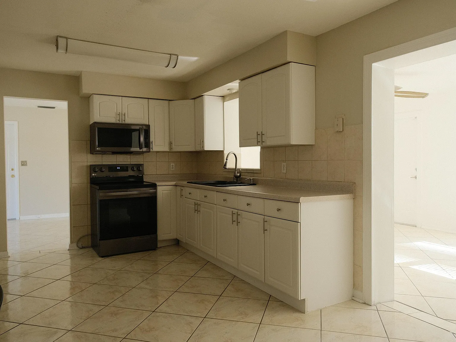 3 bed, 2.0 bath, 1997 sqft, $3,200 — Photo 3
