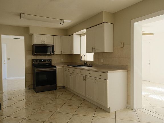 3rd image of 980 Woodland Ave