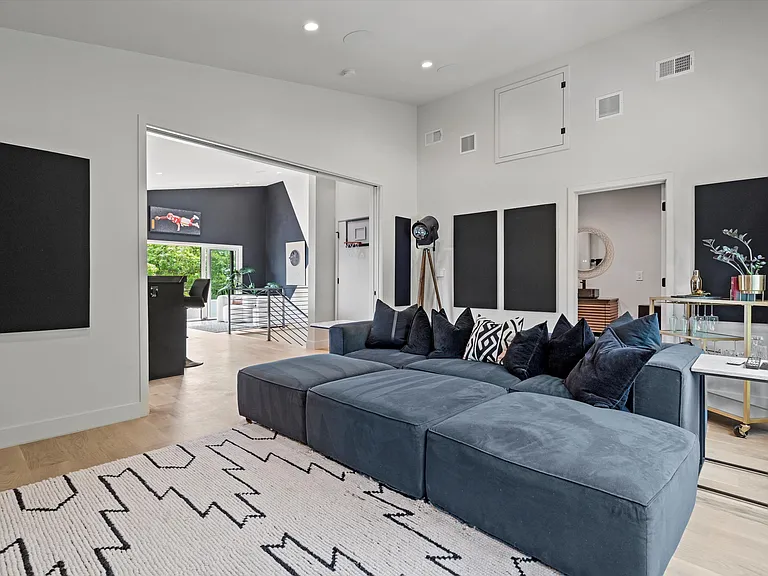 4540 Mercier St — Photo 28