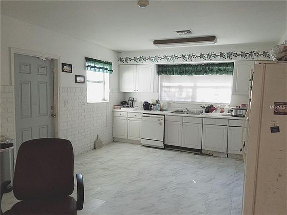 3rd image of 901 Persimmon Ave
