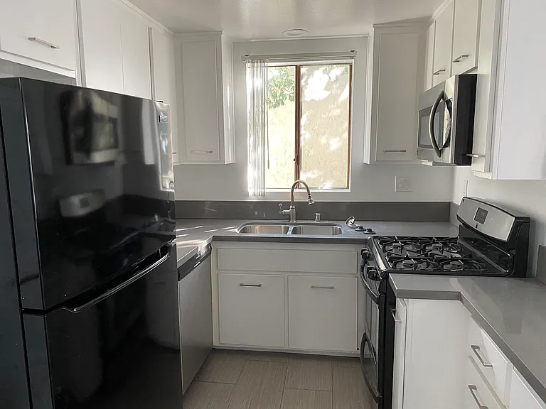 Ocean Elements at Alamitos Beach Apartments — Photo 8