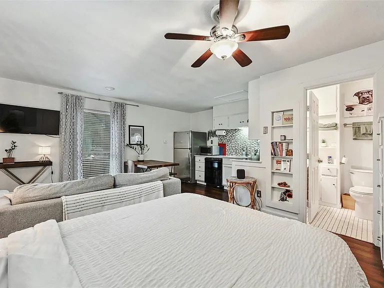 1103 Kenwood Ave #B — Photo 3