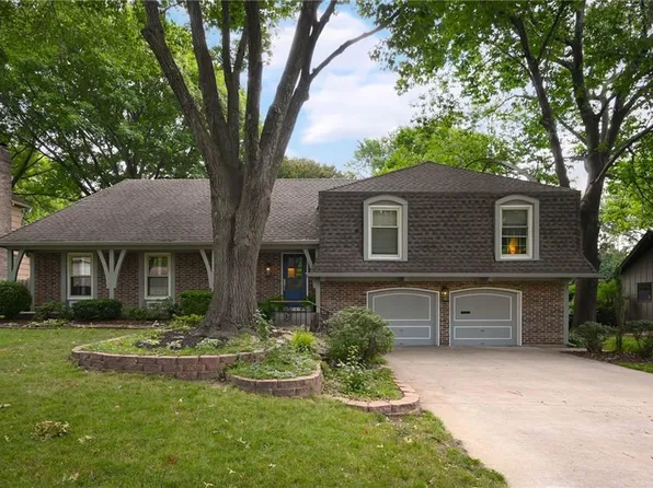8821 Birch Ln, Prairie Village, KS 66207
