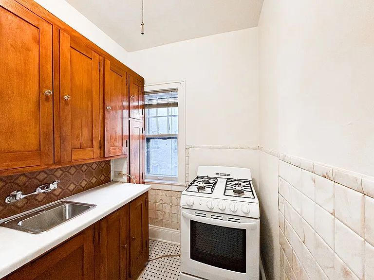 1325 West 27th St — Photo 7