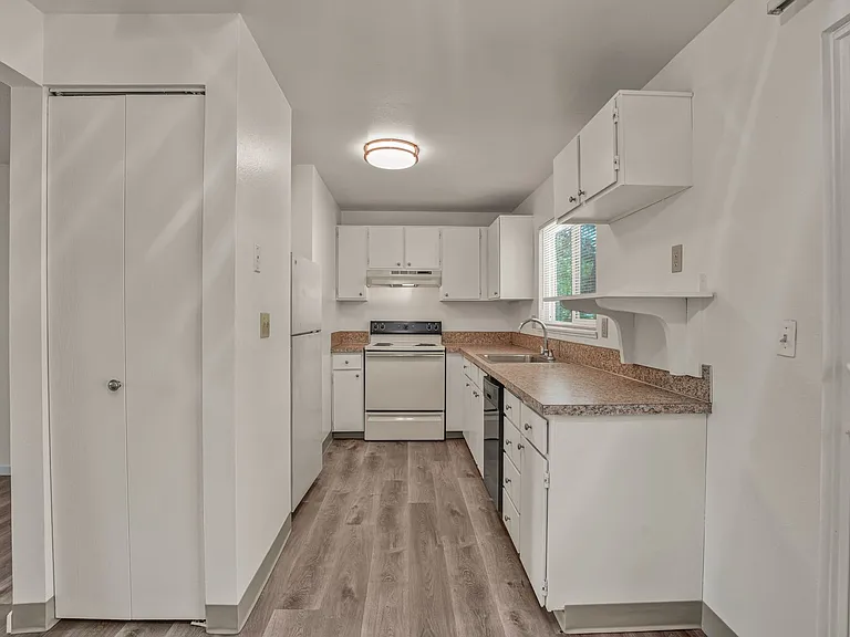 Jamestowne Plaza Apartments — Photo 14