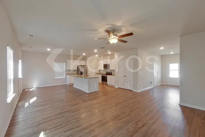 3 bed, 2.5 bath, 1800 sqft, $2,195 — Photo 3