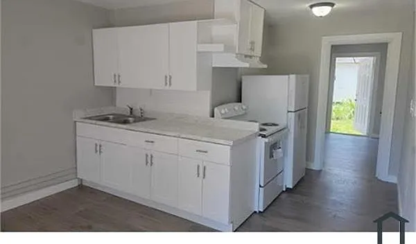 656 SW Avenue C Pl #4 — Photo 1