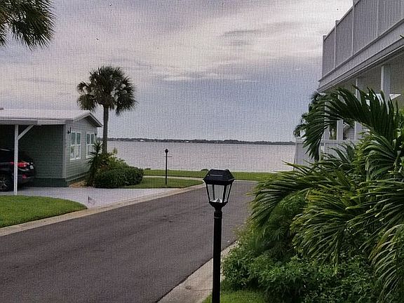3rd image of 704 Amelia Ln