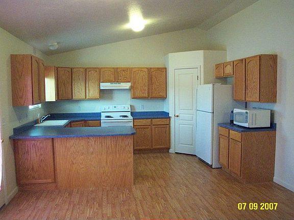 Kitchen w/ bar